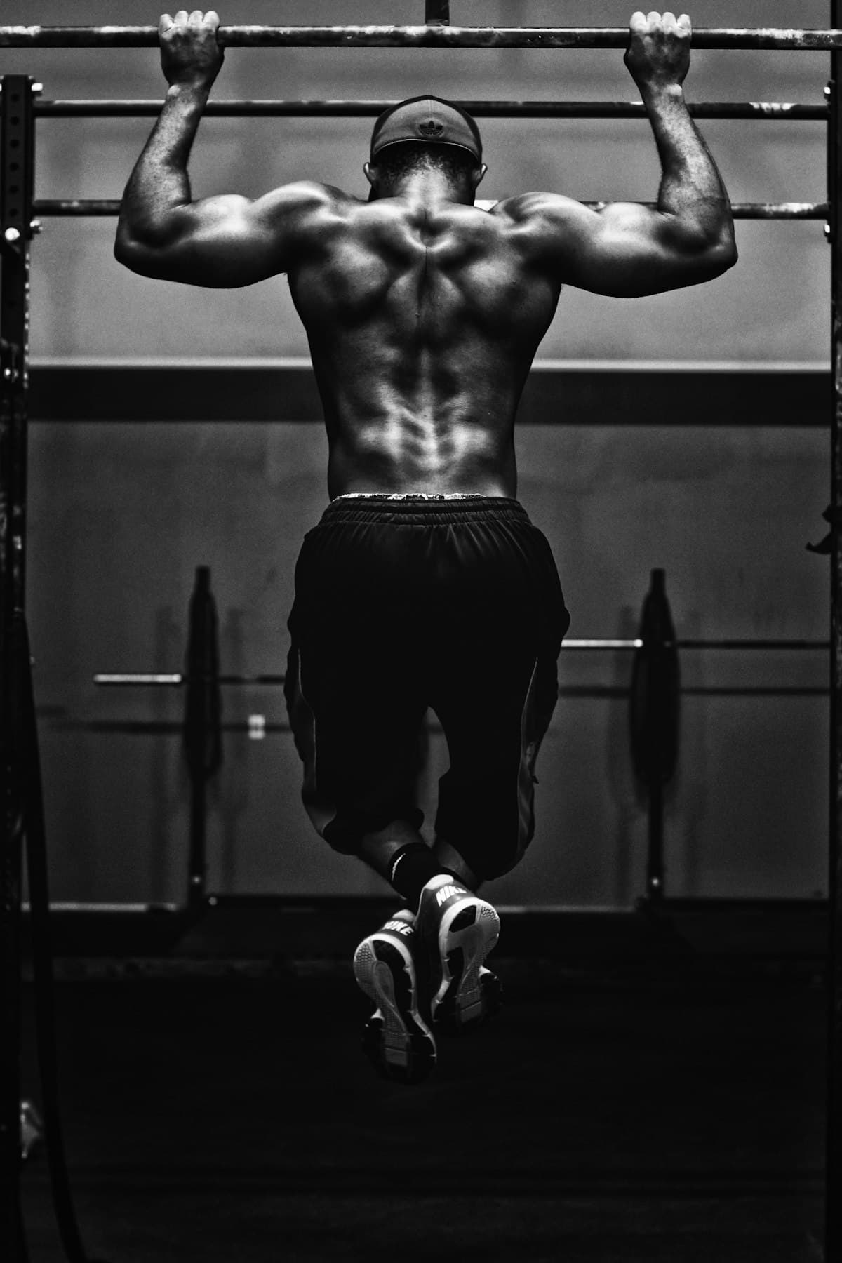 Persona entrenando con barra en el gimnasio