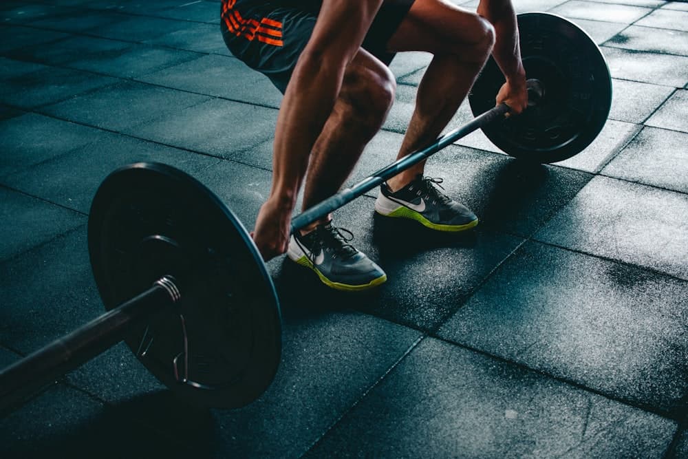 Persona entrenando en el gimnasio
