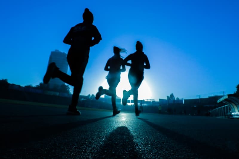 Personas entrenando al aire libre
