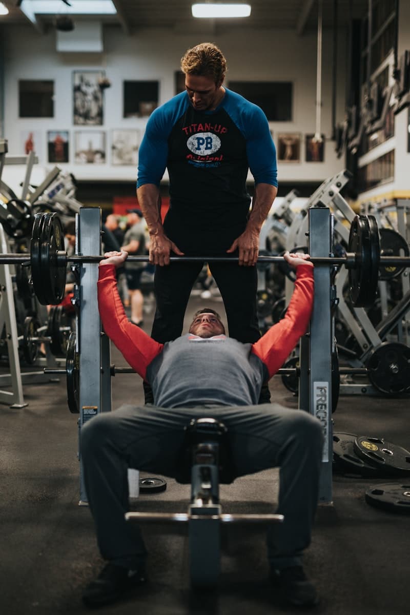 Deportista entrenando fuerza en el gimnasio